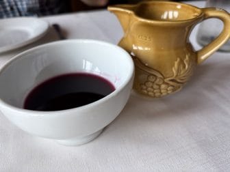 イタリア、エミリア・ロマーニャ州にあるヴィゴレーノのレストラン、Taverna al Castelloのハウスワイン