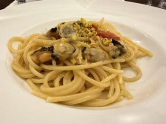 南イタリア、レッチェのレストラン、Gusti Proibiti のシーフードパスタ