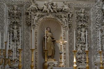南イタリアのレッチェにあるサンタ・キアラ教会内の細かい彫刻