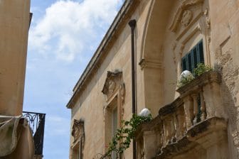 南イタリアのレッチェのベランダに飾られたケイパーの花